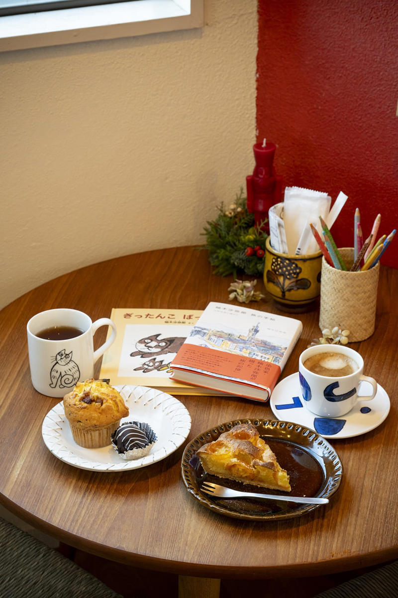 【1】元“魚屋さん”で街の人と憩う, お茶を手に魚と本でつながる人の輪『fish and books azumaya』, 【2】山崎製パンの聖地を巡礼！, ご当地ランチパックは水曜を狙うべし『ヤマザキプラザ市川店』, 【3】民藝の系譜を味わい倒す, 和み系雑貨と焼き菓子にほっこり『hana クッキーと本とくらし』, 【4】創作意欲が街をつくる, アートで変身し続ける商店街の一角『ギャラリーf』, 【5】神保町からやってきた老舗のロシア料理店, 市川流にロシアを楽しむ『ろしあ亭』, 【6】ここでしか味わえないお酒と出合う, ポツンと一軒酒屋でほろ酔う『ささ蔵 成桝』, 【7】アートなラビリンスを探検, 元銭湯を生かした秘密基地『アトリエ＊ローゼンホルツ』, まるごと迷宮の街をさまよう面白さ, モノもイベントも、のほほんと手作り