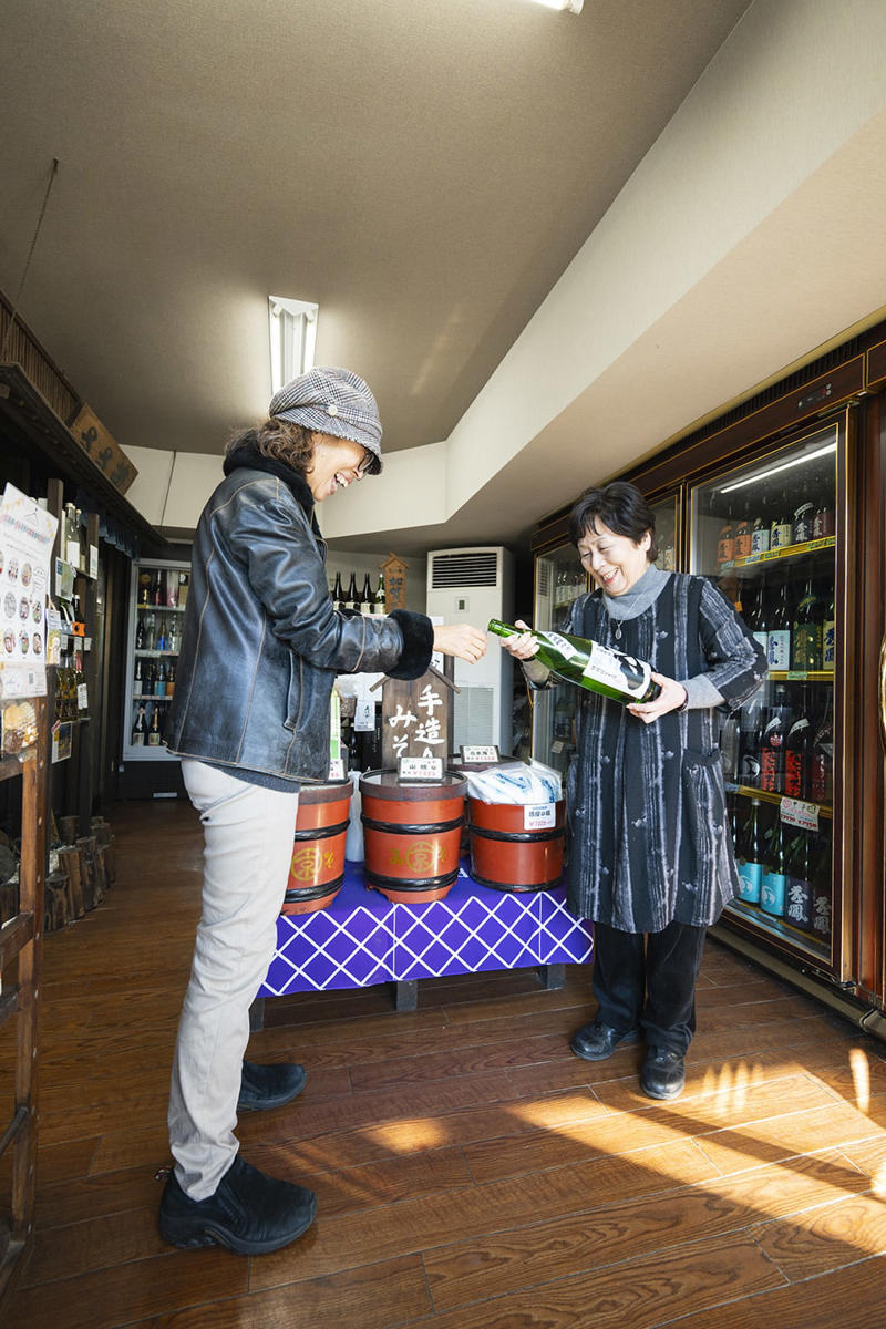 【1】元“魚屋さん”で街の人と憩う, お茶を手に魚と本でつながる人の輪『fish and books azumaya』, 【2】山崎製パンの聖地を巡礼！, ご当地ランチパックは水曜を狙うべし『ヤマザキプラザ市川店』, 【3】民藝の系譜を味わい倒す, 和み系雑貨と焼き菓子にほっこり『hana クッキーと本とくらし』, 【4】創作意欲が街をつくる, アートで変身し続ける商店街の一角『ギャラリーf』, 【5】神保町からやってきた老舗のロシア料理店, 市川流にロシアを楽しむ『ろしあ亭』, 【6】ここでしか味わえないお酒と出合う, ポツンと一軒酒屋でほろ酔う『ささ蔵 成桝』, 【7】アートなラビリンスを探検, 元銭湯を生かした秘密基地『アトリエ＊ローゼンホルツ』, まるごと迷宮の街をさまよう面白さ, モノもイベントも、のほほんと手作り