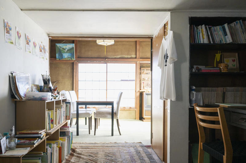 【1】元“魚屋さん”で街の人と憩う, お茶を手に魚と本でつながる人の輪『fish and books azumaya』, 【2】山崎製パンの聖地を巡礼！, ご当地ランチパックは水曜を狙うべし『ヤマザキプラザ市川店』, 【3】民藝の系譜を味わい倒す, 和み系雑貨と焼き菓子にほっこり『hana クッキーと本とくらし』, 【4】創作意欲が街をつくる, アートで変身し続ける商店街の一角『ギャラリーf』, 【5】神保町からやってきた老舗のロシア料理店, 市川流にロシアを楽しむ『ろしあ亭』, 【6】ここでしか味わえないお酒と出合う, ポツンと一軒酒屋でほろ酔う『ささ蔵 成桝』, 【7】アートなラビリンスを探検, 元銭湯を生かした秘密基地『アトリエ＊ローゼンホルツ』, まるごと迷宮の街をさまよう面白さ, モノもイベントも、のほほんと手作り
