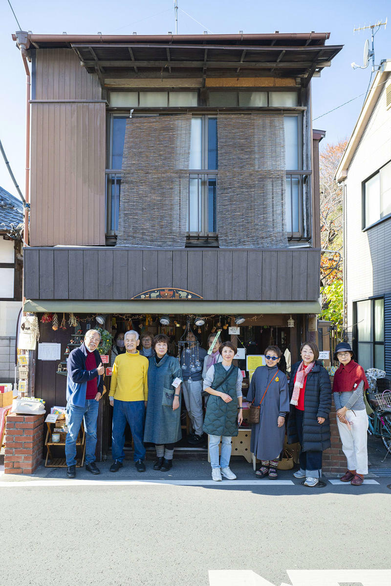 【1】元“魚屋さん”で街の人と憩う, お茶を手に魚と本でつながる人の輪『fish and books azumaya』, 【2】山崎製パンの聖地を巡礼！, ご当地ランチパックは水曜を狙うべし『ヤマザキプラザ市川店』, 【3】民藝の系譜を味わい倒す, 和み系雑貨と焼き菓子にほっこり『hana クッキーと本とくらし』, 【4】創作意欲が街をつくる, アートで変身し続ける商店街の一角『ギャラリーf』, 【5】神保町からやってきた老舗のロシア料理店, 市川流にロシアを楽しむ『ろしあ亭』, 【6】ここでしか味わえないお酒と出合う, ポツンと一軒酒屋でほろ酔う『ささ蔵 成桝』, 【7】アートなラビリンスを探検, 元銭湯を生かした秘密基地『アトリエ＊ローゼンホルツ』, まるごと迷宮の街をさまよう面白さ, モノもイベントも、のほほんと手作り