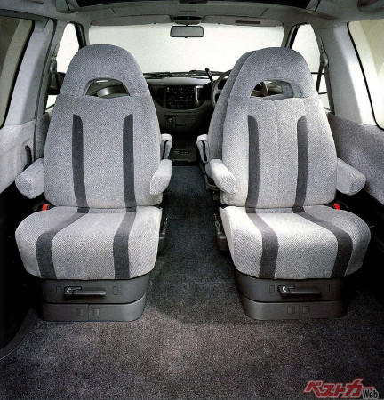 商用バン出身じゃないよ！純乗用車としての運転席設計, フロアのフラットさは現代のミニバンをも凌ぐ, 回転シートに防汚加工　ファーストクラスな室内体験, 天才は突然変異ではなく、努力の積み重ねから生まれた