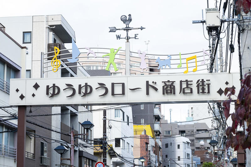 【1】元“魚屋さん”で街の人と憩う, お茶を手に魚と本でつながる人の輪『fish and books azumaya』, 【2】山崎製パンの聖地を巡礼！, ご当地ランチパックは水曜を狙うべし『ヤマザキプラザ市川店』, 【3】民藝の系譜を味わい倒す, 和み系雑貨と焼き菓子にほっこり『hana クッキーと本とくらし』, 【4】創作意欲が街をつくる, アートで変身し続ける商店街の一角『ギャラリーf』, 【5】神保町からやってきた老舗のロシア料理店, 市川流にロシアを楽しむ『ろしあ亭』, 【6】ここでしか味わえないお酒と出合う, ポツンと一軒酒屋でほろ酔う『ささ蔵 成桝』, 【7】アートなラビリンスを探検, 元銭湯を生かした秘密基地『アトリエ＊ローゼンホルツ』, まるごと迷宮の街をさまよう面白さ, モノもイベントも、のほほんと手作り