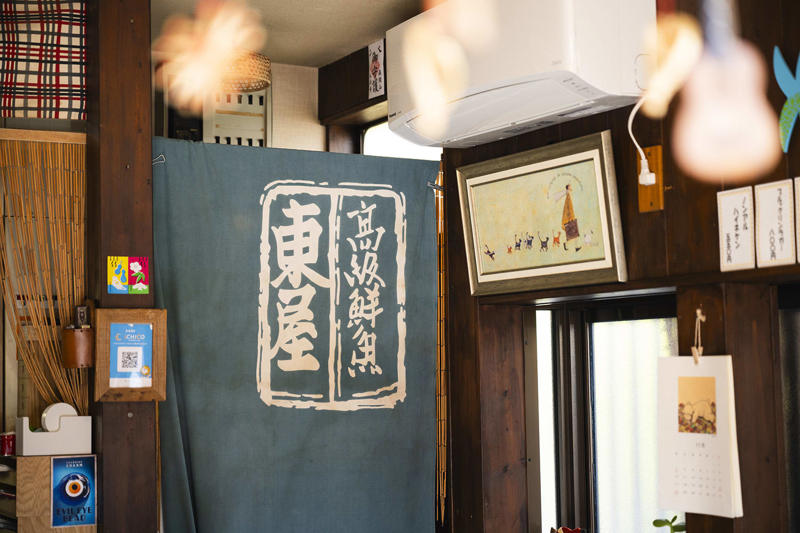 【1】元“魚屋さん”で街の人と憩う, お茶を手に魚と本でつながる人の輪『fish and books azumaya』, 【2】山崎製パンの聖地を巡礼！, ご当地ランチパックは水曜を狙うべし『ヤマザキプラザ市川店』, 【3】民藝の系譜を味わい倒す, 和み系雑貨と焼き菓子にほっこり『hana クッキーと本とくらし』, 【4】創作意欲が街をつくる, アートで変身し続ける商店街の一角『ギャラリーf』, 【5】神保町からやってきた老舗のロシア料理店, 市川流にロシアを楽しむ『ろしあ亭』, 【6】ここでしか味わえないお酒と出合う, ポツンと一軒酒屋でほろ酔う『ささ蔵 成桝』, 【7】アートなラビリンスを探検, 元銭湯を生かした秘密基地『アトリエ＊ローゼンホルツ』, まるごと迷宮の街をさまよう面白さ, モノもイベントも、のほほんと手作り