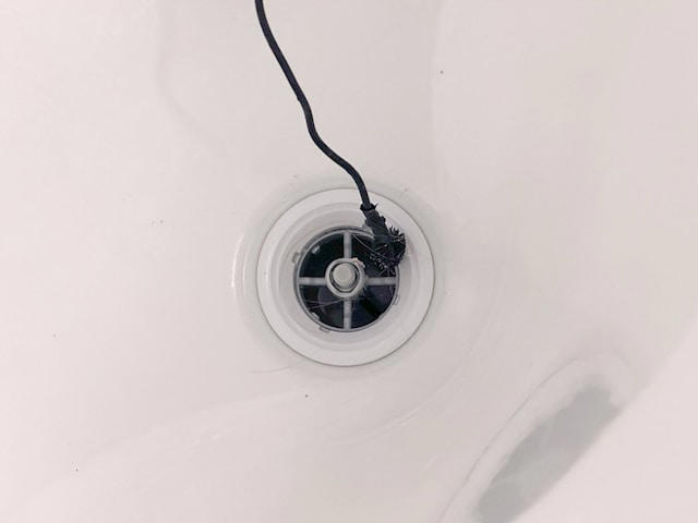 1. 排水口の「封水（ふうすい）」を蒸発させている, 2. ゴミ受けカゴや排水管の「ヌメり」を放置している, 3. 「油分」を直接流している, 4. 排水プレートの「裏側」を掃除していない, 5. 換気扇だけに頼っている, 6. 浴室や洗面所の排水管がドロドロ