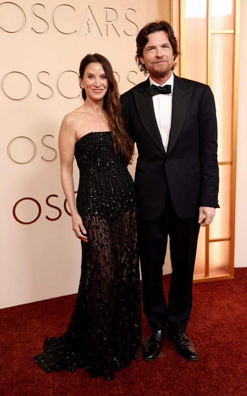 Jason Bateman Oscars 2026, Jane Fonda, Sarah Pidgeon in Calvin Klein, Olivia Rodrigo in Saint Laurent, Naomi Watts in Balenciaga, Monica Lewinsky in Oscar de la Renta, Kim Kardashian in Gucci, Wendi Deng Murdoch and Grace Murdoch, Minnie Driver, Nicole Kidman, Marisa Abela in Revolve, Zoe Saldana in Saint Laurent, Helen Hunt in Stella McCartney, Hailey Bieber in Giorgio Armani, Kaia Gerber in Givenchy, Colman Domingo in Jacquemus, Philippine Leroy-Beaulieu, Sir Mick Jagger and Melanie Hamrick, Jeff Goldblum and Emilie Livingston in ERL Artisanal, Cara Delevingne in Thom Browne, Karlie Kloss in Gucci, Anjelica Huston, Sarah Paulson and Holland Taylor, Leslie Mann, Meg Ryan, Lauren Sanchez Bezos and Jeff Bezos, Tracee Ellis Ross in Marine Serre, Dree Hemingway in Conner Ives, Isla Fisher in Yara Shoemaker, Jessica Alba in Tamara Ralph, Kris Jenner in vintage Valentino, Rachel Sennott in Balenciaga, Dua Lipa and Callum Turner, Kristen Wiig in Monse, Elle and Dakota Fanning, Simone Ashley, Laura Harrier in Gucci, Kendall Jenner in Chanel, Grace Gummer, Mamie Gummer, Louisa Jacobson in Khaite, Suki Waterhouse and Robert Pattinson, Rita Ora in Tamara Ralph, Jessie Buckley in Chanel, Nicole Kidman in Chanel, Rose Byrne in Dior, Teyana Taylor in Chanel, Renate Reinsve in Louis Vuitton, Timothée Chalamet in Givenchy, Kylie Jenner in Schiaparelli, Demi Moore in Gucci, Gwyneth Paltrow in Armani Privé, Michael B. Jordan in Louis Vuitton, Zendaya and Robert Pattinson, Emma Stone in Louis Vuitton, Kate Hudson and Goldie Hawn, Chase Infiniti in Louis Vuitton, Felicity Jones in Prada, Anne Hathaway in Valentino, Odessa A’zion in Valentino, Wunmi Mosaku in Louis Vuitton, Elle Fanning in Givenchy, Kirsten Dunst and Jesse Plemons, Amy Madigan in Dior, Zoe Saldaña in Saint Laurent, Mia Goth in Dior, Paul Mescal and Gracie Abrams, Inga Ibsdotter Lilleaas in Loewe, Mikey Madison in Dior, Rachel McAdams in Alberta Ferretti, Mckenna Grace, Pedro Pascal in Chanel, Barbie Ferreira in GapStudio, Adrien Brody in Gucci, Jacob Elordi in Bottega Veneta, Charithra Chandran in Miss Sohee, EJAE in Dior, Audrey Nuna in Thom Browne, Rei Ami in Rahul Mishra, Huma Abedin and Anna Wintour, Leonardo DiCaprio in Dior, Kate Hawley, Damson Idris in Prada, Sigourney Weaver in Valentino, Alana Haim in Louis Vuitton, Heidi Klum, Hudson Williams in Balenciaga, Alicia Silverstone, Channing Tatum in Versace, Kathy Bates, Chloe Zhao, Joel Edgerton, Misty Copeland in David Koma, Maya Rudolph in Chanel, Ava DuVernay in Louis Vuitton, Anna Wintour, Benicio Del Toro in Giorgio Armani, Usher in Giuliva Heritage, Melissa McCarthy, Jack O’Connell in Dunhill, Lola Kirke in Simone Rocha, Fran Drescher in Ami, Jason Bateman in Dunhill, Ariana Greenblatt in John Galliano, Stellan Skarsgård, Kristen Wiig in Elie Saab, Jacobi Jupe, Kieran Culkin in Paul Smith, Nick Jonas and Priyanka Chopra Jonas, Wagner Moura in Zegna, Conan O’Brien, Vicky Krieps in Bottega Veneta, Ethan Hawke, Shaboozey in Campillo, Spike Lee, Joe Alwyn in Valentino, Kevin O’Leary, Ryan Destiny in Ami, Javier Bardem, Mark Strong in Giorgio Armani, Felix Kammerer in Saint Laurent, Ginnifer Goodwin in Monse, Susie and Nick Cave, Amelia Dimoldenberg in Ralph Lauren, Manu Rios in Saint Laurent