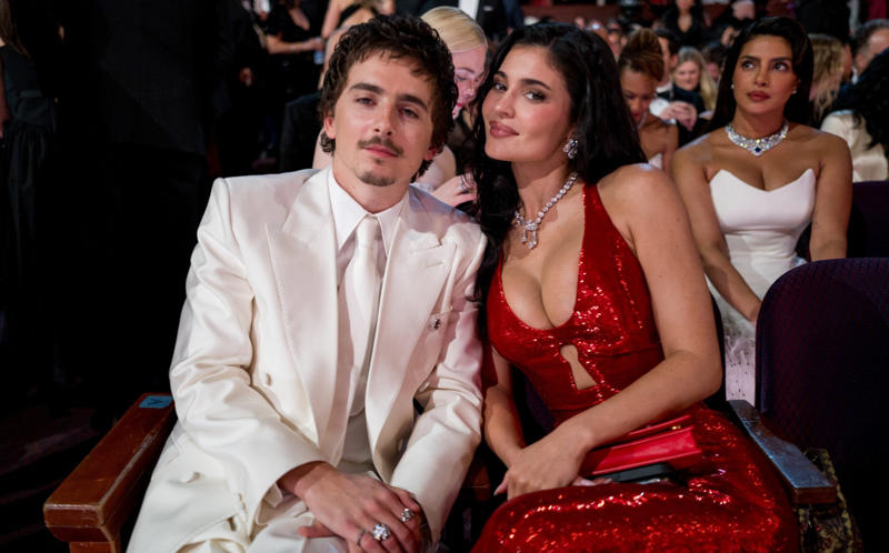 Kylie Jenner Oscars 2026, Jane Fonda, Sarah Pidgeon in Calvin Klein, Olivia Rodrigo in Saint Laurent, Naomi Watts in Balenciaga, Monica Lewinsky in Oscar de la Renta, Kim Kardashian in Gucci, Wendi Deng Murdoch and Grace Murdoch, Minnie Driver, Nicole Kidman, Marisa Abela in Revolve, Zoe Saldana in Saint Laurent, Helen Hunt in Stella McCartney, Hailey Bieber in Giorgio Armani, Kaia Gerber in Givenchy, Colman Domingo in Jacquemus, Philippine Leroy-Beaulieu, Sir Mick Jagger and Melanie Hamrick, Jeff Goldblum and Emilie Livingston in ERL Artisanal, Cara Delevingne in Thom Browne, Karlie Kloss in Gucci, Anjelica Huston, Sarah Paulson and Holland Taylor, Leslie Mann, Meg Ryan, Lauren Sanchez Bezos and Jeff Bezos, Tracee Ellis Ross in Marine Serre, Dree Hemingway in Conner Ives, Isla Fisher in Yara Shoemaker, Jessica Alba in Tamara Ralph, Kris Jenner in vintage Valentino, Rachel Sennott in Balenciaga, Dua Lipa and Callum Turner, Kristen Wiig in Monse, Elle and Dakota Fanning, Simone Ashley, Laura Harrier in Gucci, Kendall Jenner in Chanel, Grace Gummer, Mamie Gummer, Louisa Jacobson in Khaite, Suki Waterhouse and Robert Pattinson, Rita Ora in Tamara Ralph, Jessie Buckley in Chanel, Nicole Kidman in Chanel, Rose Byrne in Dior, Teyana Taylor in Chanel, Renate Reinsve in Louis Vuitton, Timothée Chalamet in Givenchy, Kylie Jenner in Schiaparelli, Demi Moore in Gucci, Gwyneth Paltrow in Armani Privé, Michael B. Jordan in Louis Vuitton, Zendaya and Robert Pattinson, Emma Stone in Louis Vuitton, Kate Hudson and Goldie Hawn, Chase Infiniti in Louis Vuitton, Felicity Jones in Prada, Anne Hathaway in Valentino, Odessa A’zion in Valentino, Wunmi Mosaku in Louis Vuitton, Elle Fanning in Givenchy, Kirsten Dunst and Jesse Plemons, Amy Madigan in Dior, Zoe Saldaña in Saint Laurent, Mia Goth in Dior, Paul Mescal and Gracie Abrams, Inga Ibsdotter Lilleaas in Loewe, Mikey Madison in Dior, Rachel McAdams in Alberta Ferretti, Mckenna Grace, Pedro Pascal in Chanel, Barbie Ferreira in GapStudio, Adrien Brody in Gucci, Jacob Elordi in Bottega Veneta, Charithra Chandran in Miss Sohee, EJAE in Dior, Audrey Nuna in Thom Browne, Rei Ami in Rahul Mishra, Huma Abedin and Anna Wintour, Leonardo DiCaprio in Dior, Kate Hawley, Damson Idris in Prada, Sigourney Weaver in Valentino, Alana Haim in Louis Vuitton, Heidi Klum, Hudson Williams in Balenciaga, Alicia Silverstone, Channing Tatum in Versace, Kathy Bates, Chloe Zhao, Joel Edgerton, Misty Copeland in David Koma, Maya Rudolph in Chanel, Ava DuVernay in Louis Vuitton, Anna Wintour, Benicio Del Toro in Giorgio Armani, Usher in Giuliva Heritage, Melissa McCarthy, Jack O’Connell in Dunhill, Lola Kirke in Simone Rocha, Fran Drescher in Ami, Jason Bateman in Dunhill, Ariana Greenblatt in John Galliano, Stellan Skarsgård, Kristen Wiig in Elie Saab, Jacobi Jupe, Kieran Culkin in Paul Smith, Nick Jonas and Priyanka Chopra Jonas, Wagner Moura in Zegna, Conan O’Brien, Vicky Krieps in Bottega Veneta, Ethan Hawke, Shaboozey in Campillo, Spike Lee, Joe Alwyn in Valentino, Kevin O’Leary, Ryan Destiny in Ami, Javier Bardem, Mark Strong in Giorgio Armani, Felix Kammerer in Saint Laurent, Ginnifer Goodwin in Monse, Susie and Nick Cave, Amelia Dimoldenberg in Ralph Lauren, Manu Rios in Saint Laurent