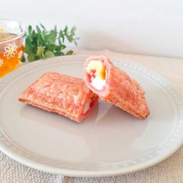 マクドナルドでは、期間限定の「いちごスイーツ」を販売しています。, 公式SNSで、大注目されていたパイです。, 中身は、まさにショートケーキらしい組み合わせ。, それぞれの味のバランスが絶妙です！, ザクッふわっとした食感が新鮮。, 小腹が減ったときの、おやつにぴったりです。, いちごを使ったスイーツなら、シャトレーゼの「ホイップクリーム苺プリン」もおすすめ！, 3つの層を一緒に食べることで、酸味と甘みが絶妙にマッチします！