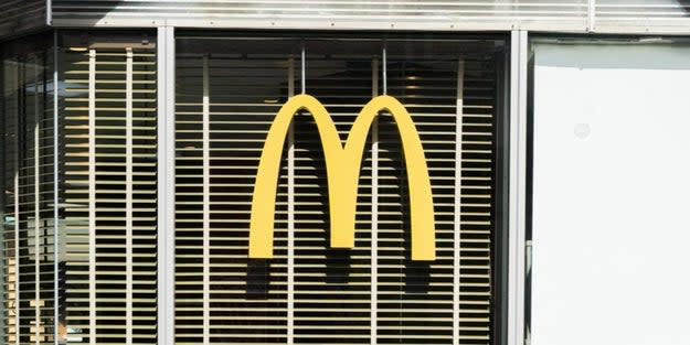 マクドナルドでは、期間限定の「いちごスイーツ」を販売しています。, 公式SNSで、大注目されていたパイです。, 中身は、まさにショートケーキらしい組み合わせ。, それぞれの味のバランスが絶妙です！, ザクッふわっとした食感が新鮮。, 小腹が減ったときの、おやつにぴったりです。, いちごを使ったスイーツなら、シャトレーゼの「ホイップクリーム苺プリン」もおすすめ！, 3つの層を一緒に食べることで、酸味と甘みが絶妙にマッチします！