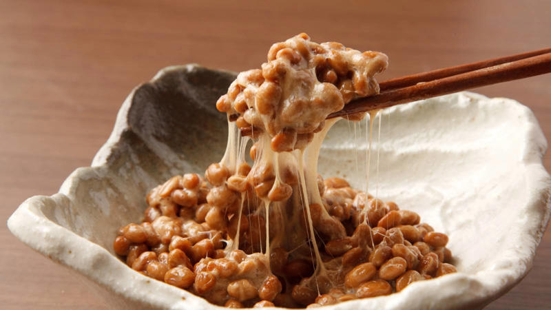 納豆の亜鉛が吸収されにくい理由, 吸収を高める食材は「卵黄」, なぜ動物性たんぱく質で吸収率が上がる？, 卵黄自体も亜鉛が豊富, ビタミンCをプラスするとさらに効果高的, 吸収を妨げる食べ合わせに注意
