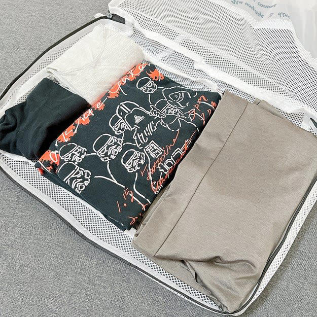 ダイソーで見つけた、洗濯がラクになる「アイデアグッズ」をまとめました。, 1.「折り畳み式ランドリーバスケット」, 用意するのはマグネットフックや画びょうなどです。壁の種類を選ばずに設置できて便利。, 持ち手があるから移動も楽ちん。, 2.「そのまま洗えるトラベル仕分け収納ケース」, ちょうど1日分の着替えを収納することができました。, 使わないときはコンパクトにまとめておけますよ。, 3.「靴下用洗濯ピンチ4個入」, ロックつきで、靴下をしっかり挟んでくれるんです。, いろんなタイプの靴下に使えて便利。