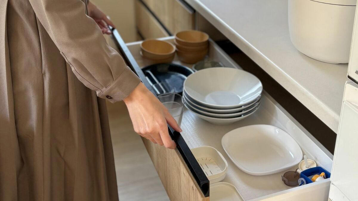 1：まだ着られる、いつか着るかもしれない「服」, 2：さまざまな種類の大量の「食器」, 3：SNSで見たキレイで整った「収納のマネ」, ものを減らすと、暮らしに余白が生まれました