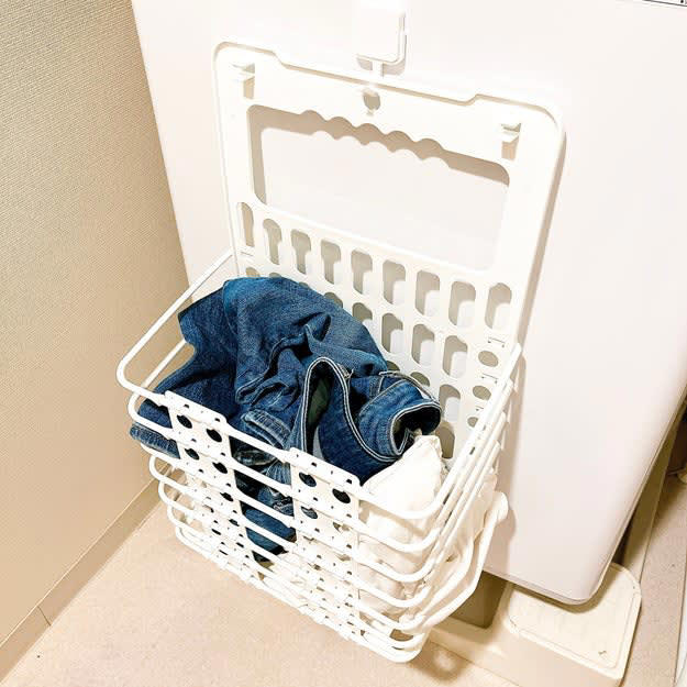 ダイソーで見つけた、洗濯がラクになる「アイデアグッズ」をまとめました。, 1.「折り畳み式ランドリーバスケット」, 用意するのはマグネットフックや画びょうなどです。壁の種類を選ばずに設置できて便利。, 持ち手があるから移動も楽ちん。, 2.「そのまま洗えるトラベル仕分け収納ケース」, ちょうど1日分の着替えを収納することができました。, 使わないときはコンパクトにまとめておけますよ。, 3.「靴下用洗濯ピンチ4個入」, ロックつきで、靴下をしっかり挟んでくれるんです。, いろんなタイプの靴下に使えて便利。