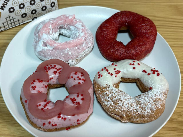 1. 「桜もちっとドーナツ 咲くいちごみるく」, 2. 「桜もちっとドーナツ 春かおるいちご風」, 3. 「桜もちっとドーナツ 春めくいちごホイップだいふく風」, 4. 「桜もちっとドーナツ 花やぐいちごみるくカスタード」