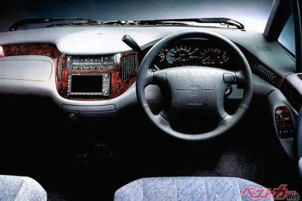 商用バン出身じゃないよ！純乗用車としての運転席設計, フロアのフラットさは現代のミニバンをも凌ぐ, 回転シートに防汚加工　ファーストクラスな室内体験, 天才は突然変異ではなく、努力の積み重ねから生まれた