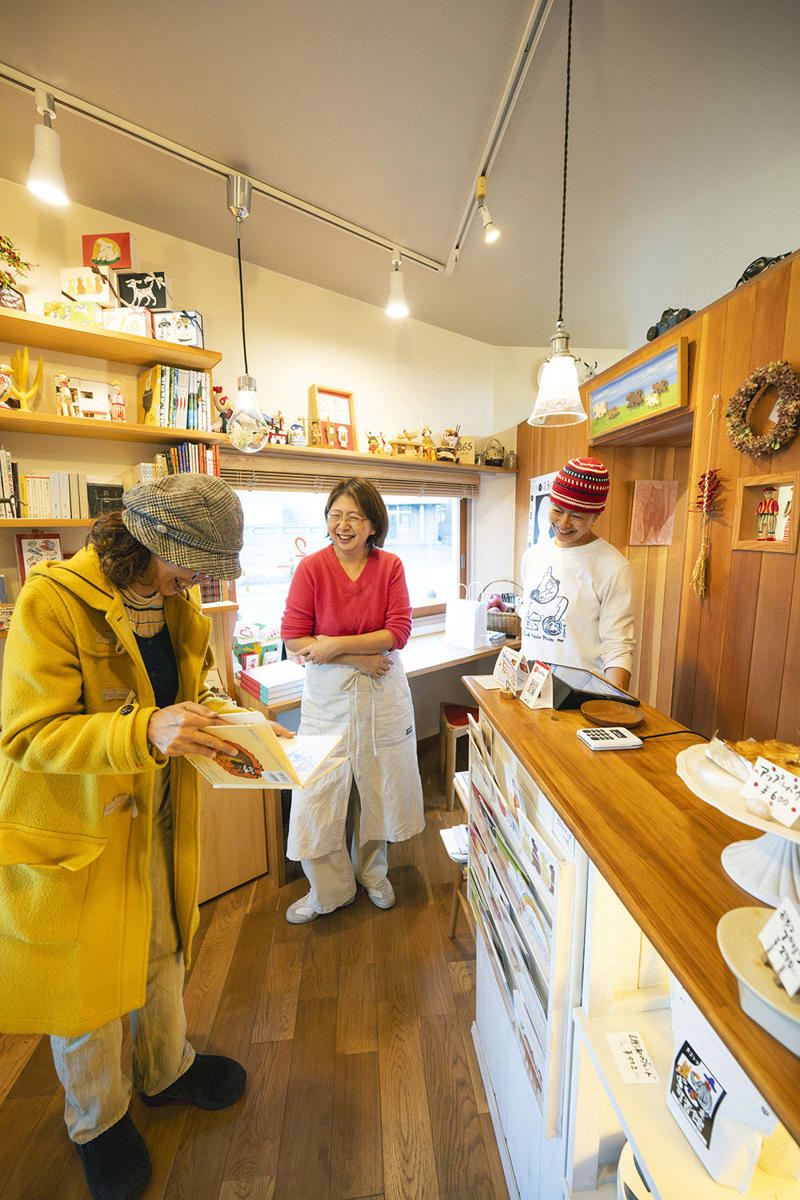 【1】元“魚屋さん”で街の人と憩う, お茶を手に魚と本でつながる人の輪『fish and books azumaya』, 【2】山崎製パンの聖地を巡礼！, ご当地ランチパックは水曜を狙うべし『ヤマザキプラザ市川店』, 【3】民藝の系譜を味わい倒す, 和み系雑貨と焼き菓子にほっこり『hana クッキーと本とくらし』, 【4】創作意欲が街をつくる, アートで変身し続ける商店街の一角『ギャラリーf』, 【5】神保町からやってきた老舗のロシア料理店, 市川流にロシアを楽しむ『ろしあ亭』, 【6】ここでしか味わえないお酒と出合う, ポツンと一軒酒屋でほろ酔う『ささ蔵 成桝』, 【7】アートなラビリンスを探検, 元銭湯を生かした秘密基地『アトリエ＊ローゼンホルツ』, まるごと迷宮の街をさまよう面白さ, モノもイベントも、のほほんと手作り