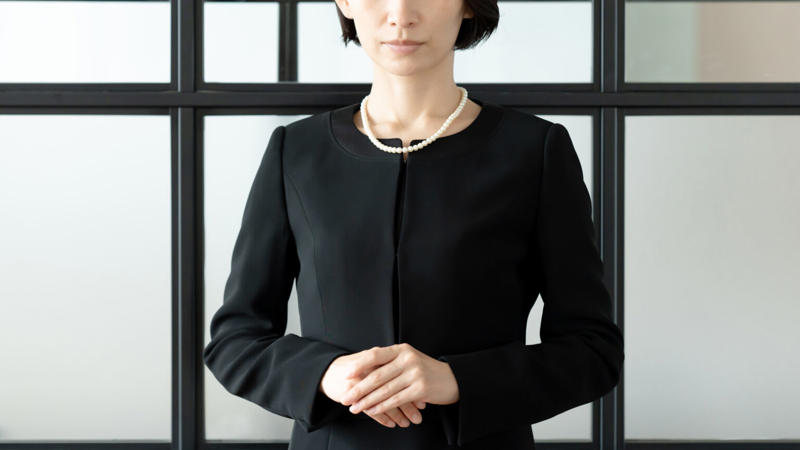 葬式に参列する服装は『喪服（ブラックフォーマル）』が原則, 喪服における『５つのマナー』, 1.全身を黒でまとめる, 2.光沢感のない素材の服を選ぶ, 3.スカートは膝が隠れる丈, 4.素足ではなくストッキングを着用する, 5.襟が開きすぎていないトップスを選ぶ, 喪服で絶対にしてはいけないタブーとは, 葬式で着る『喪服』は基本的なマナーを押さえて