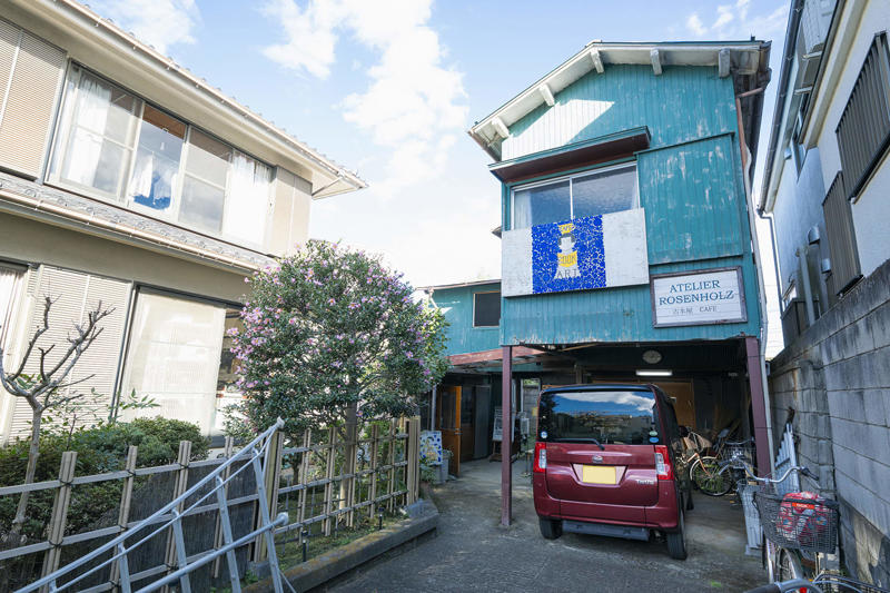 【1】元“魚屋さん”で街の人と憩う, お茶を手に魚と本でつながる人の輪『fish and books azumaya』, 【2】山崎製パンの聖地を巡礼！, ご当地ランチパックは水曜を狙うべし『ヤマザキプラザ市川店』, 【3】民藝の系譜を味わい倒す, 和み系雑貨と焼き菓子にほっこり『hana クッキーと本とくらし』, 【4】創作意欲が街をつくる, アートで変身し続ける商店街の一角『ギャラリーf』, 【5】神保町からやってきた老舗のロシア料理店, 市川流にロシアを楽しむ『ろしあ亭』, 【6】ここでしか味わえないお酒と出合う, ポツンと一軒酒屋でほろ酔う『ささ蔵 成桝』, 【7】アートなラビリンスを探検, 元銭湯を生かした秘密基地『アトリエ＊ローゼンホルツ』, まるごと迷宮の街をさまよう面白さ, モノもイベントも、のほほんと手作り