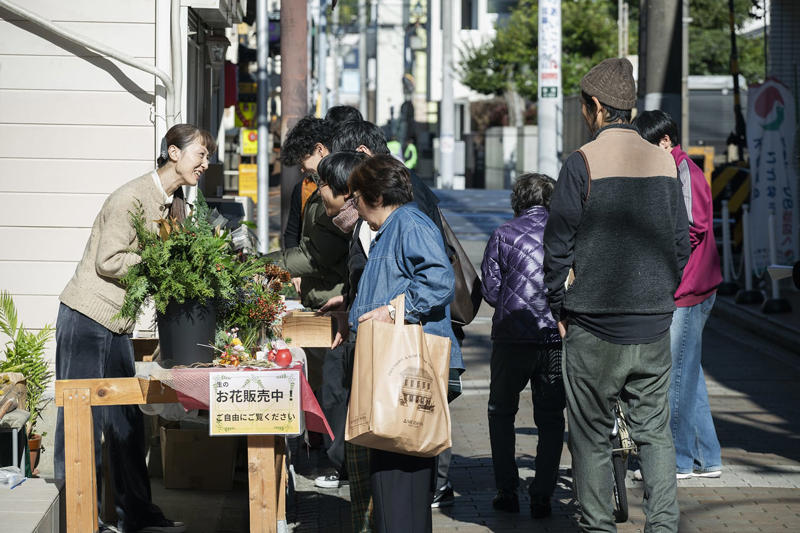 【1】元“魚屋さん”で街の人と憩う, お茶を手に魚と本でつながる人の輪『fish and books azumaya』, 【2】山崎製パンの聖地を巡礼！, ご当地ランチパックは水曜を狙うべし『ヤマザキプラザ市川店』, 【3】民藝の系譜を味わい倒す, 和み系雑貨と焼き菓子にほっこり『hana クッキーと本とくらし』, 【4】創作意欲が街をつくる, アートで変身し続ける商店街の一角『ギャラリーf』, 【5】神保町からやってきた老舗のロシア料理店, 市川流にロシアを楽しむ『ろしあ亭』, 【6】ここでしか味わえないお酒と出合う, ポツンと一軒酒屋でほろ酔う『ささ蔵 成桝』, 【7】アートなラビリンスを探検, 元銭湯を生かした秘密基地『アトリエ＊ローゼンホルツ』, まるごと迷宮の街をさまよう面白さ, モノもイベントも、のほほんと手作り