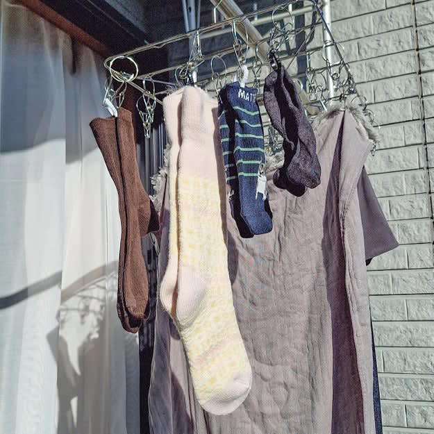 ダイソーで見つけた、洗濯がラクになる「アイデアグッズ」をまとめました。, 1.「折り畳み式ランドリーバスケット」, 用意するのはマグネットフックや画びょうなどです。壁の種類を選ばずに設置できて便利。, 持ち手があるから移動も楽ちん。, 2.「そのまま洗えるトラベル仕分け収納ケース」, ちょうど1日分の着替えを収納することができました。, 使わないときはコンパクトにまとめておけますよ。, 3.「靴下用洗濯ピンチ4個入」, ロックつきで、靴下をしっかり挟んでくれるんです。, いろんなタイプの靴下に使えて便利。