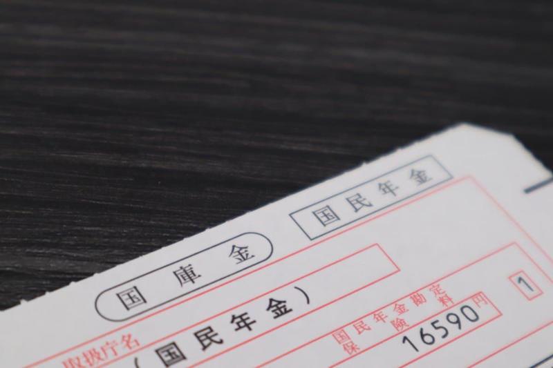 2026年度の国民年金保険料「月1万7920円」に！ひと月410円の増額, 【2025年〜2027年】国民年金保険料の具体的な推移, 「クレカ」で「前納」なら保険料割引とポイント還元でお得に, 「前納」による確実な割引, 国民年金保険料を払い続けて…いまのシニア世代は年金をいくらもらえる？, 2026年度の年金額（例）, 参考：国民年金（老齢基礎年金）年金額の推移, 【参考資料】国民年金保険料のこれまでの変遷
