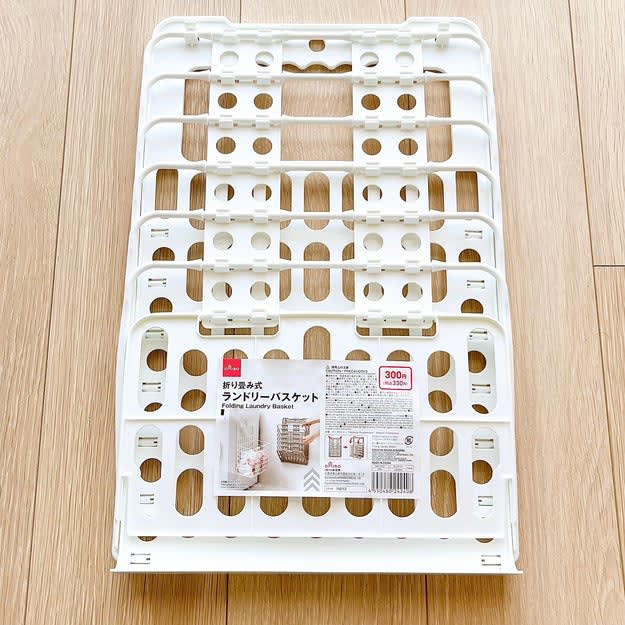 ダイソーで見つけた、洗濯がラクになる「アイデアグッズ」をまとめました。, 1.「折り畳み式ランドリーバスケット」, 用意するのはマグネットフックや画びょうなどです。壁の種類を選ばずに設置できて便利。, 持ち手があるから移動も楽ちん。, 2.「そのまま洗えるトラベル仕分け収納ケース」, ちょうど1日分の着替えを収納することができました。, 使わないときはコンパクトにまとめておけますよ。, 3.「靴下用洗濯ピンチ4個入」, ロックつきで、靴下をしっかり挟んでくれるんです。, いろんなタイプの靴下に使えて便利。