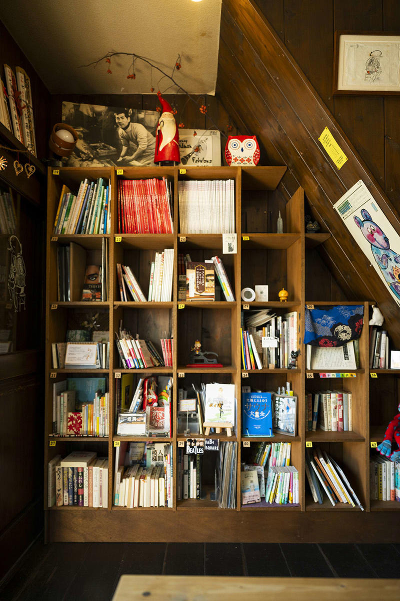 【1】元“魚屋さん”で街の人と憩う, お茶を手に魚と本でつながる人の輪『fish and books azumaya』, 【2】山崎製パンの聖地を巡礼！, ご当地ランチパックは水曜を狙うべし『ヤマザキプラザ市川店』, 【3】民藝の系譜を味わい倒す, 和み系雑貨と焼き菓子にほっこり『hana クッキーと本とくらし』, 【4】創作意欲が街をつくる, アートで変身し続ける商店街の一角『ギャラリーf』, 【5】神保町からやってきた老舗のロシア料理店, 市川流にロシアを楽しむ『ろしあ亭』, 【6】ここでしか味わえないお酒と出合う, ポツンと一軒酒屋でほろ酔う『ささ蔵 成桝』, 【7】アートなラビリンスを探検, 元銭湯を生かした秘密基地『アトリエ＊ローゼンホルツ』, まるごと迷宮の街をさまよう面白さ, モノもイベントも、のほほんと手作り