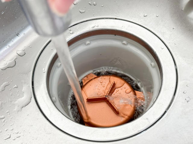 1. 排水口の「封水（ふうすい）」を蒸発させている, 2. ゴミ受けカゴや排水管の「ヌメり」を放置している, 3. 「油分」を直接流している, 4. 排水プレートの「裏側」を掃除していない, 5. 換気扇だけに頼っている, 6. 浴室や洗面所の排水管がドロドロ