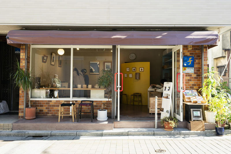 【1】元“魚屋さん”で街の人と憩う, お茶を手に魚と本でつながる人の輪『fish and books azumaya』, 【2】山崎製パンの聖地を巡礼！, ご当地ランチパックは水曜を狙うべし『ヤマザキプラザ市川店』, 【3】民藝の系譜を味わい倒す, 和み系雑貨と焼き菓子にほっこり『hana クッキーと本とくらし』, 【4】創作意欲が街をつくる, アートで変身し続ける商店街の一角『ギャラリーf』, 【5】神保町からやってきた老舗のロシア料理店, 市川流にロシアを楽しむ『ろしあ亭』, 【6】ここでしか味わえないお酒と出合う, ポツンと一軒酒屋でほろ酔う『ささ蔵 成桝』, 【7】アートなラビリンスを探検, 元銭湯を生かした秘密基地『アトリエ＊ローゼンホルツ』, まるごと迷宮の街をさまよう面白さ, モノもイベントも、のほほんと手作り