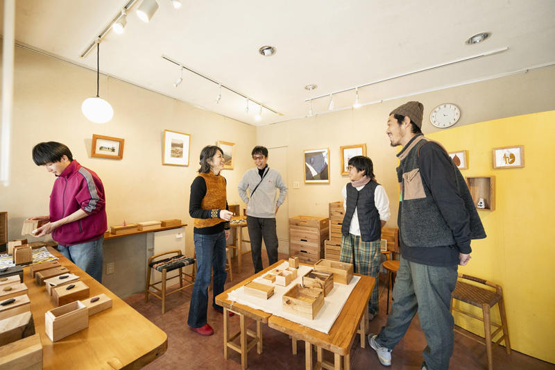 【1】元“魚屋さん”で街の人と憩う, お茶を手に魚と本でつながる人の輪『fish and books azumaya』, 【2】山崎製パンの聖地を巡礼！, ご当地ランチパックは水曜を狙うべし『ヤマザキプラザ市川店』, 【3】民藝の系譜を味わい倒す, 和み系雑貨と焼き菓子にほっこり『hana クッキーと本とくらし』, 【4】創作意欲が街をつくる, アートで変身し続ける商店街の一角『ギャラリーf』, 【5】神保町からやってきた老舗のロシア料理店, 市川流にロシアを楽しむ『ろしあ亭』, 【6】ここでしか味わえないお酒と出合う, ポツンと一軒酒屋でほろ酔う『ささ蔵 成桝』, 【7】アートなラビリンスを探検, 元銭湯を生かした秘密基地『アトリエ＊ローゼンホルツ』, まるごと迷宮の街をさまよう面白さ, モノもイベントも、のほほんと手作り