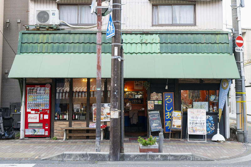 【1】元“魚屋さん”で街の人と憩う, お茶を手に魚と本でつながる人の輪『fish and books azumaya』, 【2】山崎製パンの聖地を巡礼！, ご当地ランチパックは水曜を狙うべし『ヤマザキプラザ市川店』, 【3】民藝の系譜を味わい倒す, 和み系雑貨と焼き菓子にほっこり『hana クッキーと本とくらし』, 【4】創作意欲が街をつくる, アートで変身し続ける商店街の一角『ギャラリーf』, 【5】神保町からやってきた老舗のロシア料理店, 市川流にロシアを楽しむ『ろしあ亭』, 【6】ここでしか味わえないお酒と出合う, ポツンと一軒酒屋でほろ酔う『ささ蔵 成桝』, 【7】アートなラビリンスを探検, 元銭湯を生かした秘密基地『アトリエ＊ローゼンホルツ』, まるごと迷宮の街をさまよう面白さ, モノもイベントも、のほほんと手作り