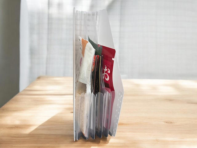 新商品！「チャック付き 調味料用小分け袋」, さまざまな用途に使える「ポリプロピレン スタンドじゃばらファイル」, これ1つで整理整頓！「ナイロンメッシュバッグインバッグ（タテ型）」, デスクの上にも！「ポリプロピレンごみ箱・角型・ミニ」, 「ポリエステル パスポートケース クリアポケット付」