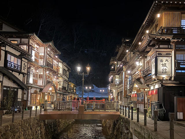 ▼大石田駅からの送迎バスで、銀嶺の温泉街へ, ▼銀山温泉のど真ん中！ ガス灯が灯る街並みを散策, ▼2間続きの贅沢な広さ。昔ながらの息遣いを感じる和室, ▼山形の恵みを五感で。黒毛和牛と「つや姫」の美食ディナー, ▼源泉かけ流しの名湯と、姉妹館の「銀山荘」への湯巡り, ▼山形の旬を味わう清々しい朝ごはん, ▼チェックイン・チェックアウト