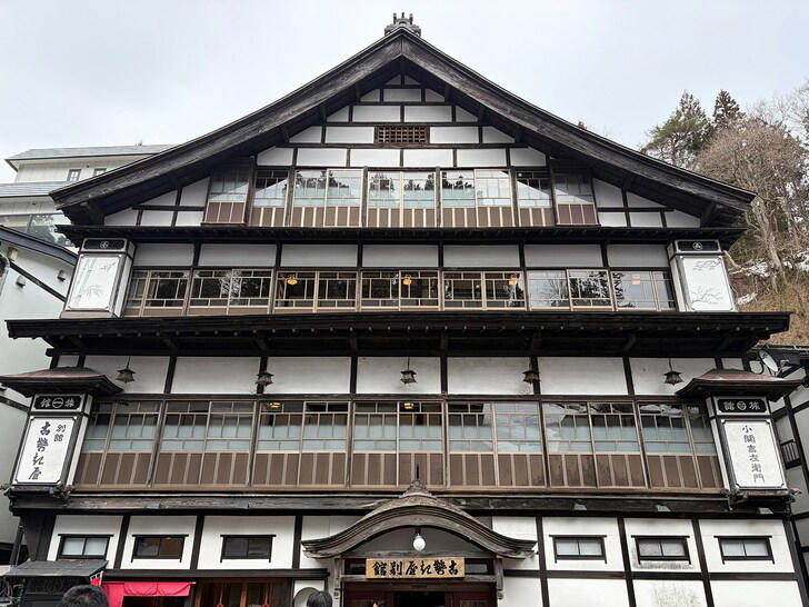 ▼大石田駅からの送迎バスで、銀嶺の温泉街へ, ▼銀山温泉のど真ん中！ ガス灯が灯る街並みを散策, ▼2間続きの贅沢な広さ。昔ながらの息遣いを感じる和室, ▼山形の恵みを五感で。黒毛和牛と「つや姫」の美食ディナー, ▼源泉かけ流しの名湯と、姉妹館の「銀山荘」への湯巡り, ▼山形の旬を味わう清々しい朝ごはん, ▼チェックイン・チェックアウト