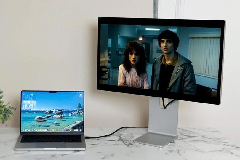 新しいStudio Displayの特徴, 高価なXDR版の強みは「よりなめらかで美しい」こと, 旧Studio Displayより画質は上, ディスプレイとは思えない音のよさ, いいんだけど、Apple好きでも高い