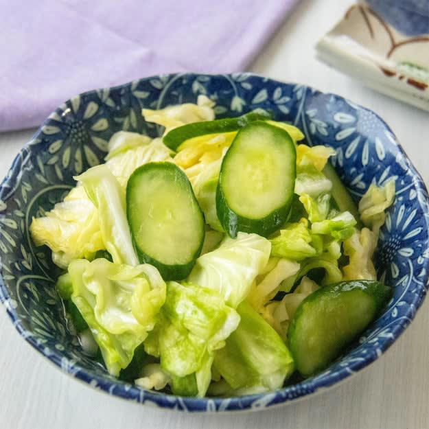 ツナたまキャベツサラダ, 【キャベツ、気づいたらなくなってた】大量消費に！簡単ツナたまキャベツサラダ, きゅうりとキャベツの白だし浅漬け, 【きゅうりとキャベツはアレで漬けてみて！】「もっと作ればよかった...」「箸が止まらない」ポリ袋で作れる簡単副菜レシピ, キャベツの赤しそナムル, 【レンジでチンして和えるだけ！】つまみ食いが止まらなくなる！キャベツの簡単副菜レシピ