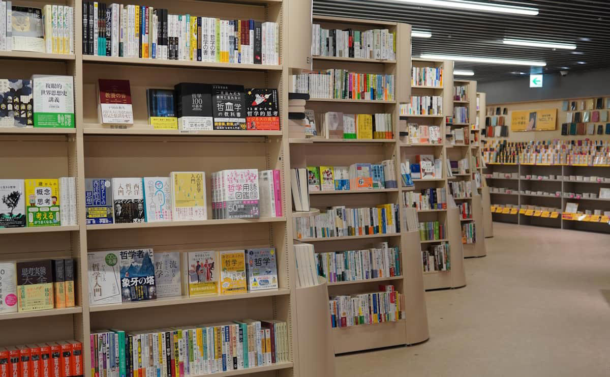 コンセプトは「歩けば、世界がひろがる書店。」, 1階 インパクト大の「知の渓谷」, 2階 出会いのときめきを大切にした棚づくり, 3階 楽しくぐるぐると回れるフロア, 歩いて発見する場所へ