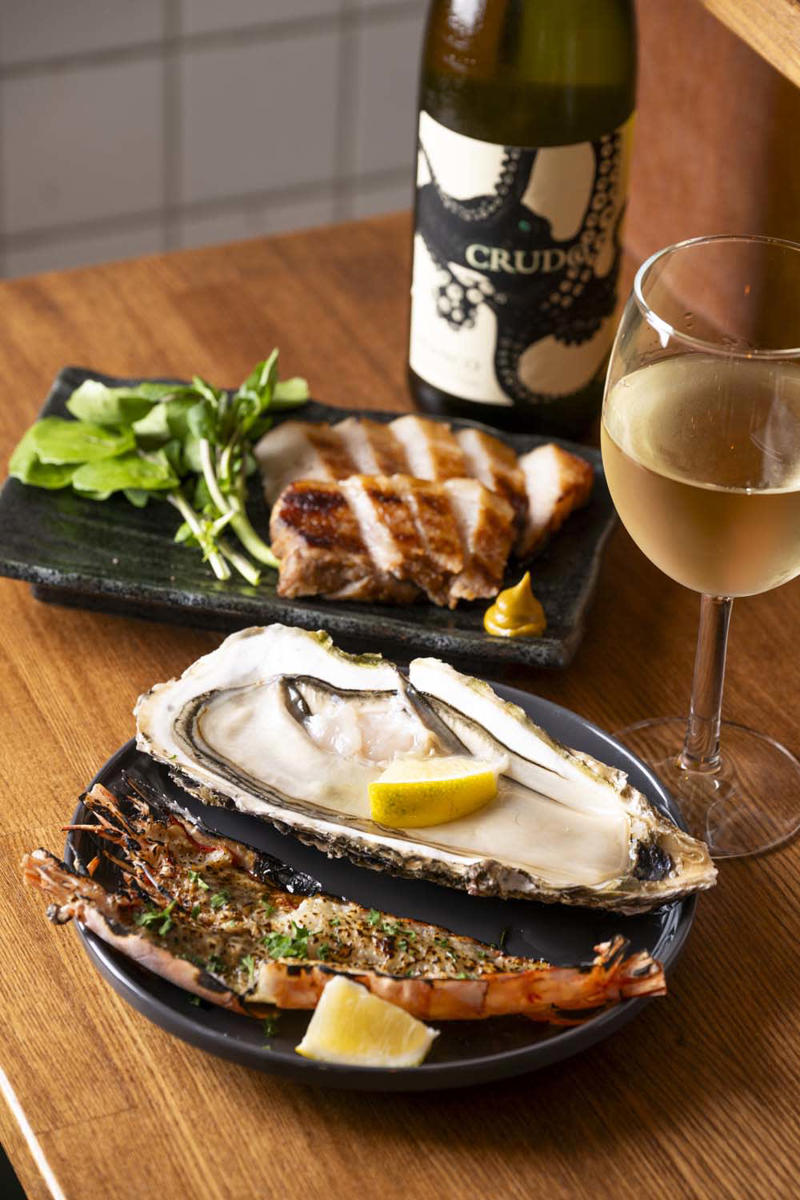 さばきたて、即カウンターの幸せ『酒とつまみと魚屋と』, 『酒とつまみと魚屋と』店舗詳細, てっちりがコレ？の二度見プライス『居酒屋 いなか』, 『居酒屋 いなか』店舗詳細, 尻に根が張る心地よい酒肴たち『六人衆』, 『六人衆』店舗詳細, 黒板メニューが必見のフレンチ酒場『フレンチバル FujiTaka』, 『フレンチバル FujiTaka』店舗詳細, ほの暗いカウンターから翔 んでWORLD『FROGPLACE』, 伊達な兄弟が導くリトルイタリー『アンドゥ―マ』, 『アンドゥ―マ』店舗詳細