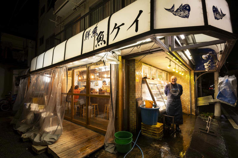 さばきたて、即カウンターの幸せ『酒とつまみと魚屋と』, 『酒とつまみと魚屋と』店舗詳細, てっちりがコレ？の二度見プライス『居酒屋 いなか』, 『居酒屋 いなか』店舗詳細, 尻に根が張る心地よい酒肴たち『六人衆』, 『六人衆』店舗詳細, 黒板メニューが必見のフレンチ酒場『フレンチバル FujiTaka』, 『フレンチバル FujiTaka』店舗詳細, ほの暗いカウンターから翔 んでWORLD『FROGPLACE』, 伊達な兄弟が導くリトルイタリー『アンドゥ―マ』, 『アンドゥ―マ』店舗詳細