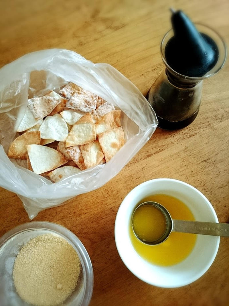 まずは餃子の皮をトースターで焼きます, カリッと焼けたら準備完了, コーンポタージュチップス, ガーリックバター醤油チップス, メープル塩キャラメルチップス, おやつにもおつまみにも