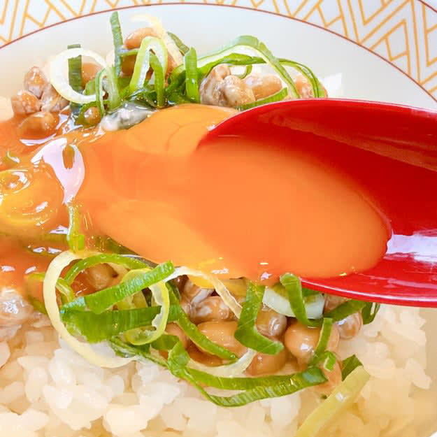 すき家では、400円以下で食べられる「コスパばつぐん朝食」を販売中です。, 朝ごはんらしい定番メニューです。, たまごは濃厚な味わいがクセになる。, 納豆とネギのシャキシャキ感もたまりません。, 焼きのりとも相性ばつぐん！, 小鉢とお味噌汁は、口の中をさっぱりさせてくれる存在。, サクッと食べて元気になれる朝食です。, 朝食なら、松屋の「豚汁朝定食」もおすすめです。, 豚汁には具材が9種類も入っています。