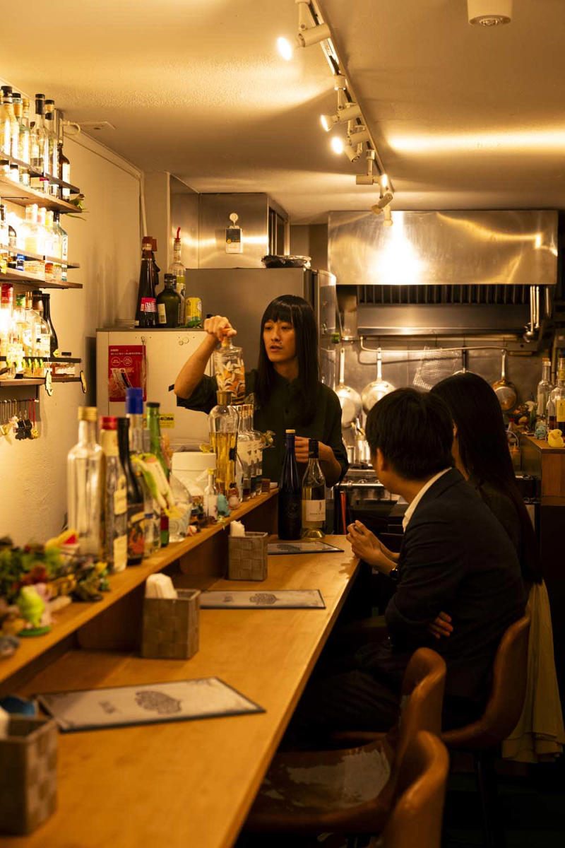 さばきたて、即カウンターの幸せ『酒とつまみと魚屋と』, 『酒とつまみと魚屋と』店舗詳細, てっちりがコレ？の二度見プライス『居酒屋 いなか』, 『居酒屋 いなか』店舗詳細, 尻に根が張る心地よい酒肴たち『六人衆』, 『六人衆』店舗詳細, 黒板メニューが必見のフレンチ酒場『フレンチバル FujiTaka』, 『フレンチバル FujiTaka』店舗詳細, ほの暗いカウンターから翔 んでWORLD『FROGPLACE』, 伊達な兄弟が導くリトルイタリー『アンドゥ―マ』, 『アンドゥ―マ』店舗詳細