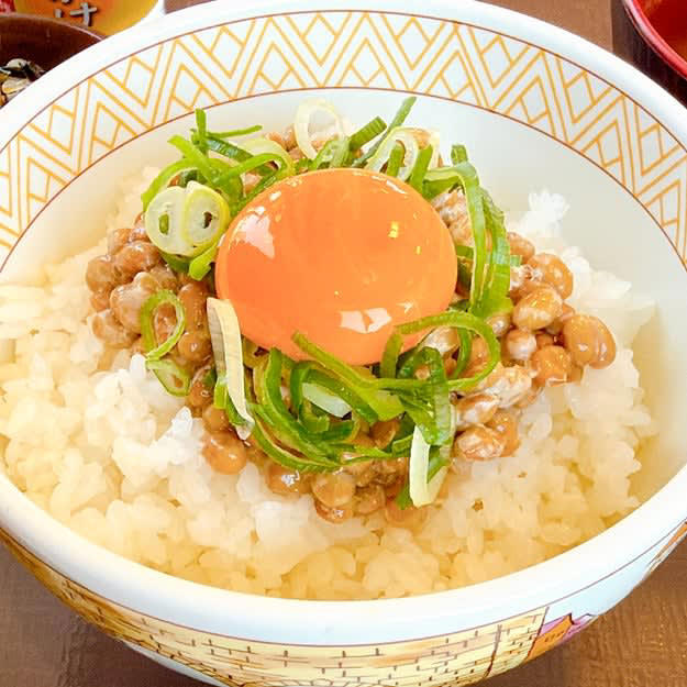 すき家では、400円以下で食べられる「コスパばつぐん朝食」を販売中です。, 朝ごはんらしい定番メニューです。, たまごは濃厚な味わいがクセになる。, 納豆とネギのシャキシャキ感もたまりません。, 焼きのりとも相性ばつぐん！, 小鉢とお味噌汁は、口の中をさっぱりさせてくれる存在。, サクッと食べて元気になれる朝食です。, 朝食なら、松屋の「豚汁朝定食」もおすすめです。, 豚汁には具材が9種類も入っています。