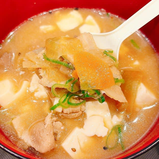 すき家では、400円以下で食べられる「コスパばつぐん朝食」を販売中です。, 朝ごはんらしい定番メニューです。, たまごは濃厚な味わいがクセになる。, 納豆とネギのシャキシャキ感もたまりません。, 焼きのりとも相性ばつぐん！, 小鉢とお味噌汁は、口の中をさっぱりさせてくれる存在。, サクッと食べて元気になれる朝食です。, 朝食なら、松屋の「豚汁朝定食」もおすすめです。, 豚汁には具材が9種類も入っています。