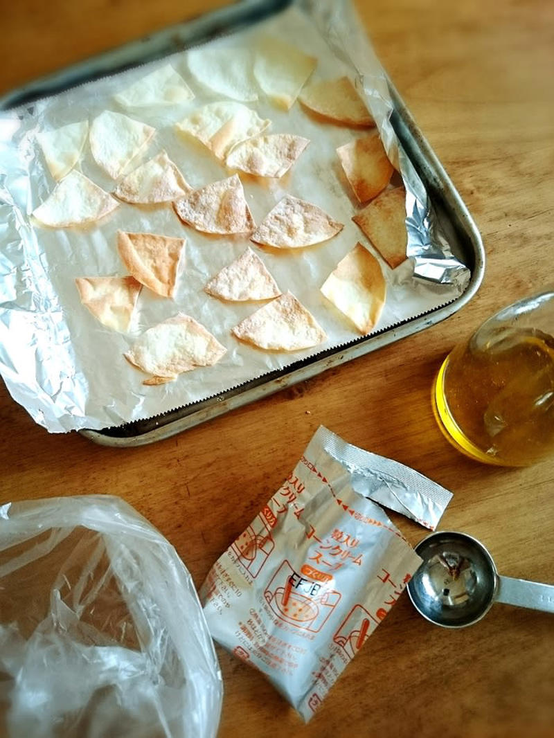 まずは餃子の皮をトースターで焼きます, カリッと焼けたら準備完了, コーンポタージュチップス, ガーリックバター醤油チップス, メープル塩キャラメルチップス, おやつにもおつまみにも