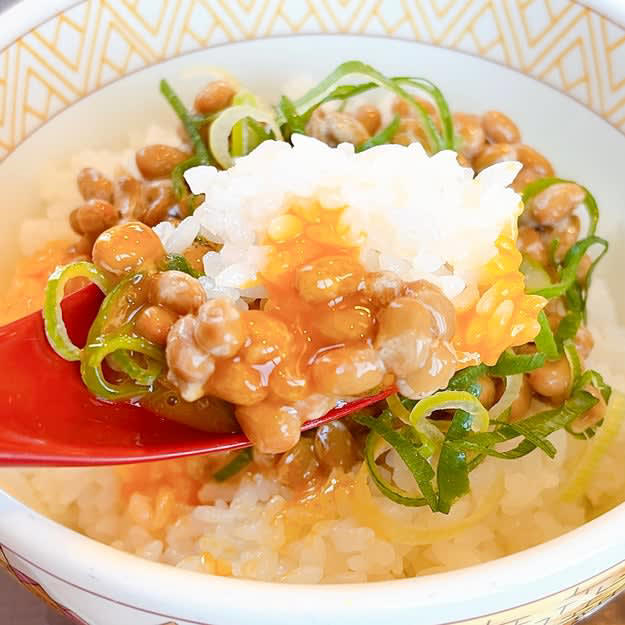 すき家では、400円以下で食べられる「コスパばつぐん朝食」を販売中です。, 朝ごはんらしい定番メニューです。, たまごは濃厚な味わいがクセになる。, 納豆とネギのシャキシャキ感もたまりません。, 焼きのりとも相性ばつぐん！, 小鉢とお味噌汁は、口の中をさっぱりさせてくれる存在。, サクッと食べて元気になれる朝食です。, 朝食なら、松屋の「豚汁朝定食」もおすすめです。, 豚汁には具材が9種類も入っています。