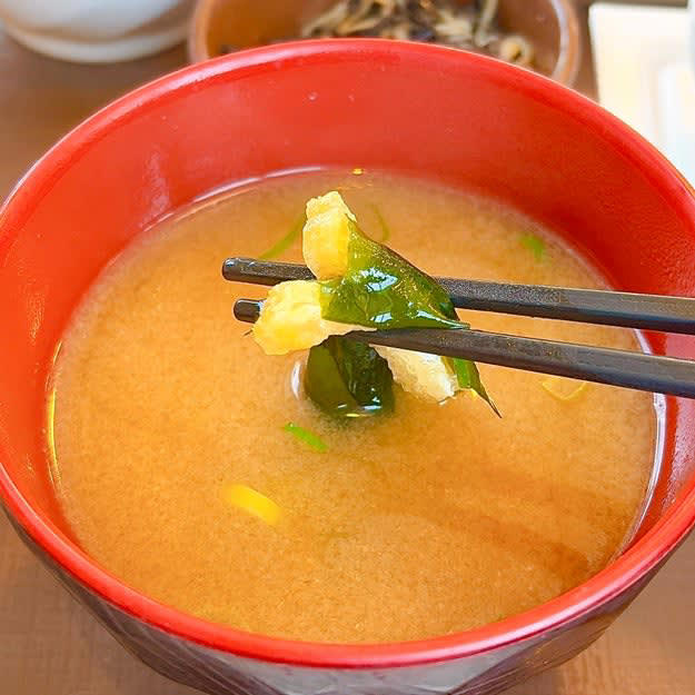 すき家では、400円以下で食べられる「コスパばつぐん朝食」を販売中です。, 朝ごはんらしい定番メニューです。, たまごは濃厚な味わいがクセになる。, 納豆とネギのシャキシャキ感もたまりません。, 焼きのりとも相性ばつぐん！, 小鉢とお味噌汁は、口の中をさっぱりさせてくれる存在。, サクッと食べて元気になれる朝食です。, 朝食なら、松屋の「豚汁朝定食」もおすすめです。, 豚汁には具材が9種類も入っています。