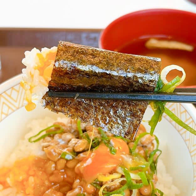 すき家では、400円以下で食べられる「コスパばつぐん朝食」を販売中です。, 朝ごはんらしい定番メニューです。, たまごは濃厚な味わいがクセになる。, 納豆とネギのシャキシャキ感もたまりません。, 焼きのりとも相性ばつぐん！, 小鉢とお味噌汁は、口の中をさっぱりさせてくれる存在。, サクッと食べて元気になれる朝食です。, 朝食なら、松屋の「豚汁朝定食」もおすすめです。, 豚汁には具材が9種類も入っています。