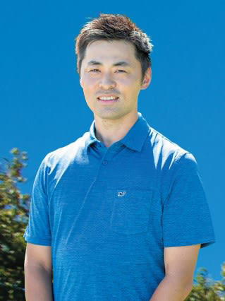 アプローチで“クリーンにミート”するには？, アプローチは「ボール→右足前、スタンス→オープン」で打つ, ボールを右足前にセット→ダウンブローに打てる, オープンスタンスで構える→フェースが正面を向く, 最下点は横に動くわけではない, 左足体重にすると最下点は地中になる, 入射角を緩くすればボールの前後に“最下ゾーン“ができる”, 体の右側で打つと方向性&amp;飛距離アップ, 体の右側とは「グリップは胸の前」「ヘッドは体の右側」, 体全体を一枚のフレームとして考える, 足首から回転する, 自分の最下ゾーンがどれくらいかを知る, 構え方はシンプルでOK！, 点は成功率が低い, アッキー永井のプロフィール