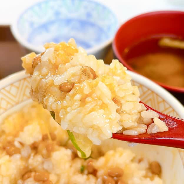 すき家では、400円以下で食べられる「コスパばつぐん朝食」を販売中です。, 朝ごはんらしい定番メニューです。, たまごは濃厚な味わいがクセになる。, 納豆とネギのシャキシャキ感もたまりません。, 焼きのりとも相性ばつぐん！, 小鉢とお味噌汁は、口の中をさっぱりさせてくれる存在。, サクッと食べて元気になれる朝食です。, 朝食なら、松屋の「豚汁朝定食」もおすすめです。, 豚汁には具材が9種類も入っています。