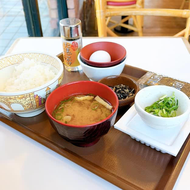 すき家では、400円以下で食べられる「コスパばつぐん朝食」を販売中です。, 朝ごはんらしい定番メニューです。, たまごは濃厚な味わいがクセになる。, 納豆とネギのシャキシャキ感もたまりません。, 焼きのりとも相性ばつぐん！, 小鉢とお味噌汁は、口の中をさっぱりさせてくれる存在。, サクッと食べて元気になれる朝食です。, 朝食なら、松屋の「豚汁朝定食」もおすすめです。, 豚汁には具材が9種類も入っています。